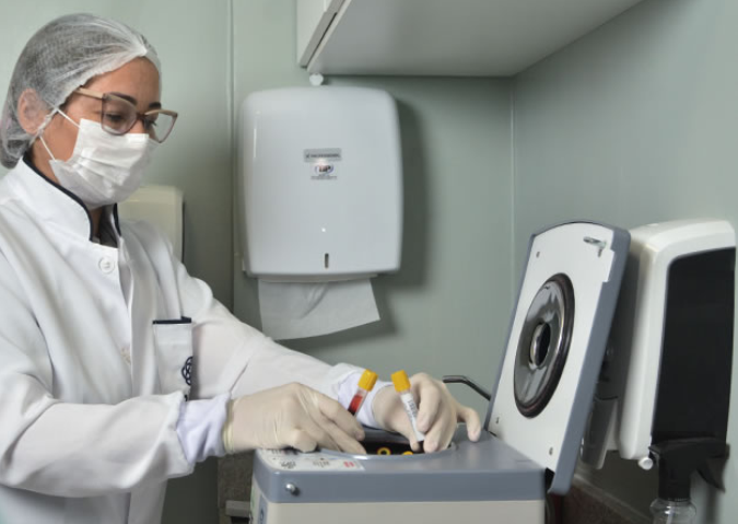 Profissional do laboratório manuseando amostras