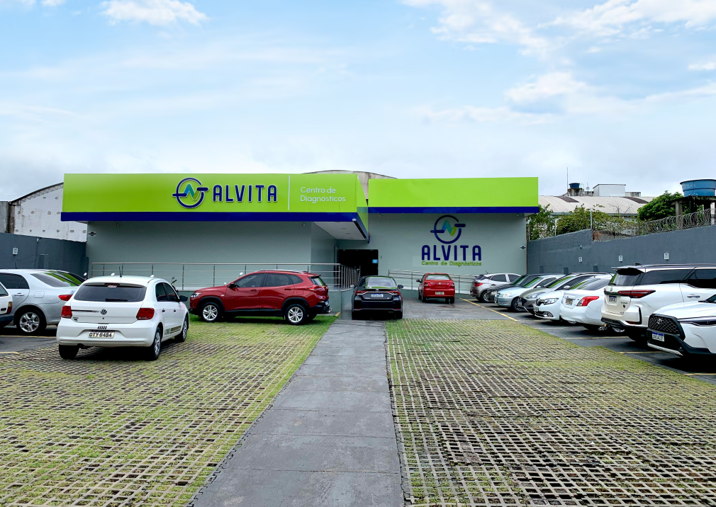 Fachada da Alvita, verde e azul, com estacionamento na frente