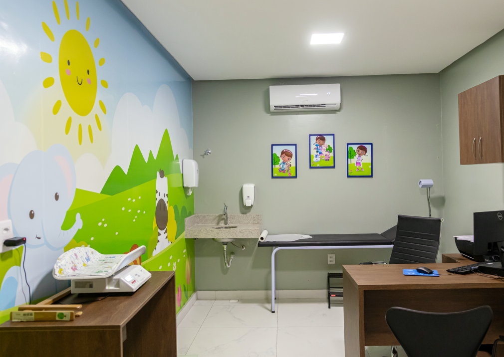 Consultório pediátrico da Alvita, com mural colorido de sol, elefante e zebra