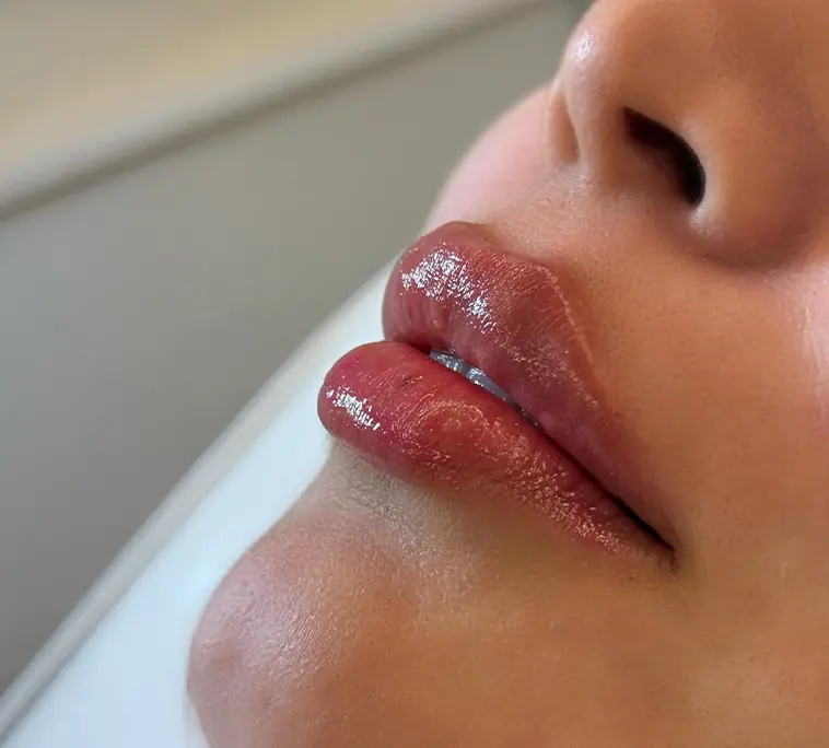 Close dos lábios de uma mulher com brilho labial.