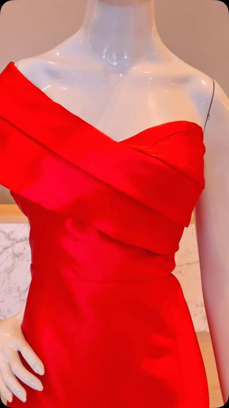 Vestido vermelho de ombro único