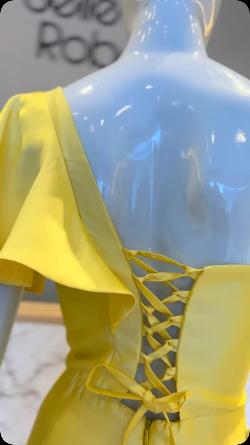 Vestido amarelo com laço nas costas